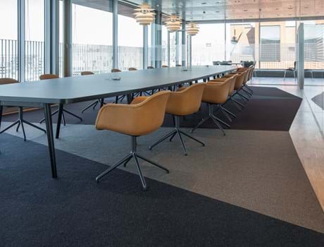 løst tæppe i filt på kontor